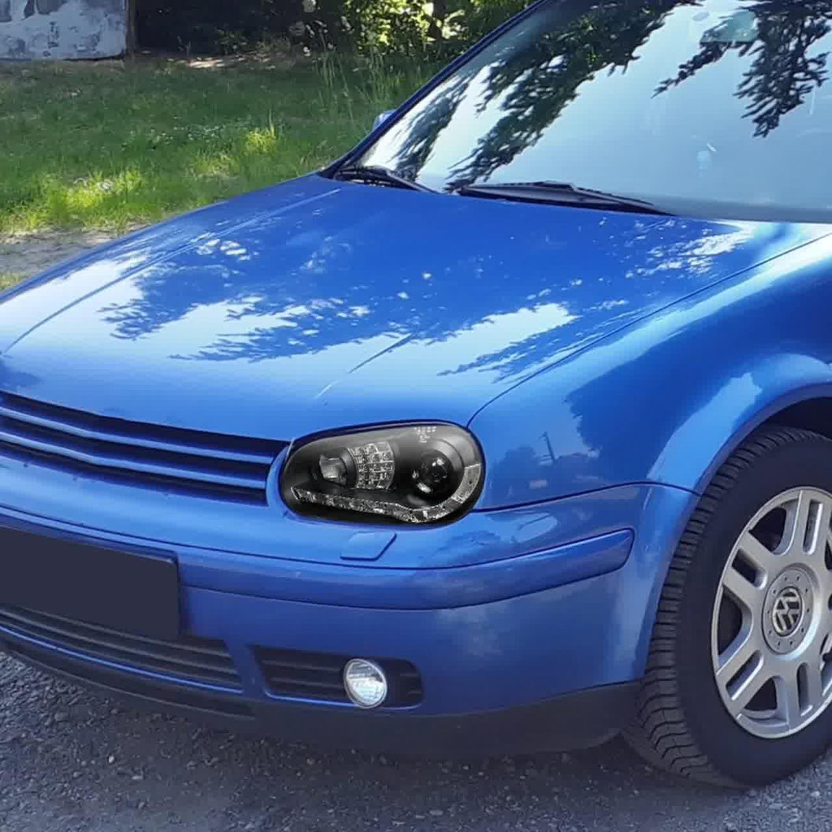 Spec-D Projector Headlights VW Golf MK4 / GTI (96-06) Cabrio (99-02) R32 (2004) Black w/ R8 Style LED Strip