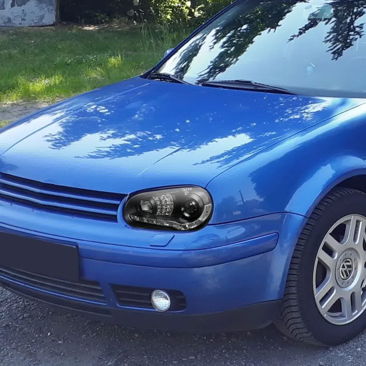Spec-D Projector Headlights VW Golf MK4 / GTI (96-06) Cabrio (99-02) R32 (2004) Black w/ R8 Style LED Strip