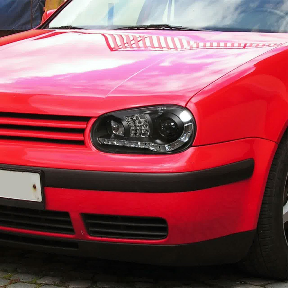 Spec-D Projector Headlights VW Golf MK4 / GTI (96-06) Cabrio (99-02) R32 (2004) Black w/ R8 Style LED Strip