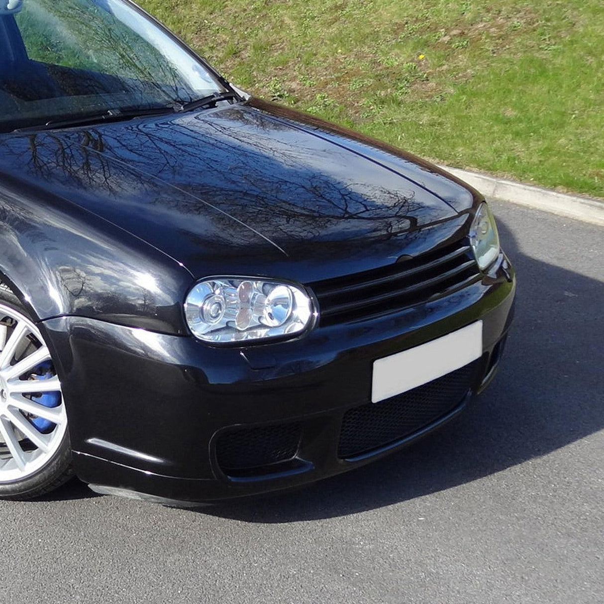Spec-D Grill VW Golf/GTI/R32 MK4 (1999-2006) Gloss Black Grille