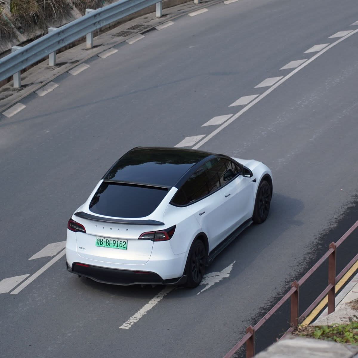 TESERY Model Y / 3 Spoiler V-Style - Carbon Fiber Exterior Mods